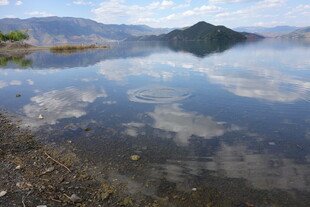 宁静湖景与远山倒影