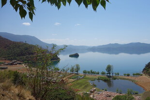 湖畔青山美景如画