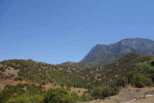 山间美景 远处巍峨山峦
