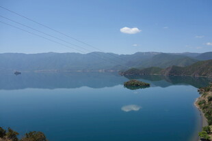 宁静蓝湖与远山美景