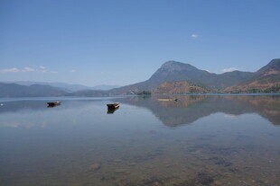 平静湖面与远处山峦倒影