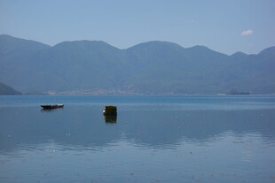 宁静湖面与远处山峦