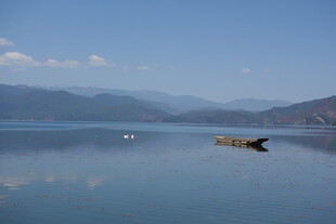 宁静湖面中的孤独小船