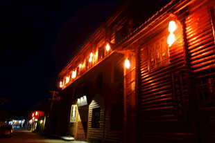 夜晚古楼灯火璀璨景象