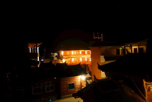 夜晚灯火通明的建筑群