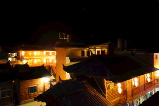 夜晚灯火璀璨的古朴建筑群