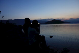 湖畔剪影 情侣共赏黄昏美景