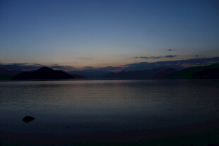 黄昏湖畔静谧风光