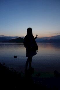 湖畔少女的黄昏剪影