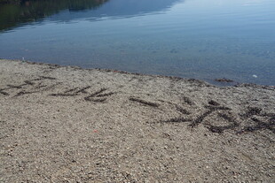 沙滩上的手写浪漫文字