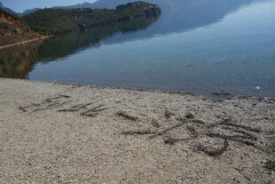 湖边沙滩上的手写文字