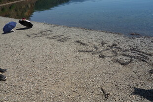 沙滩上的手写艺术字