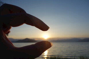 手托海上落日美景