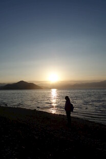 海边落日下的孤独身影
