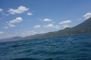 碧海蓝天远山的美丽景致