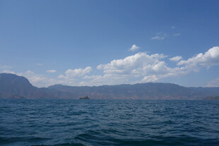 碧海蓝天间的远山美景