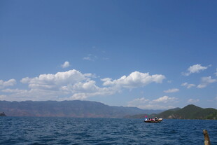 蓝天碧水间的湖上小船