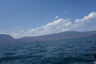 海上风光 远山与白云相伴