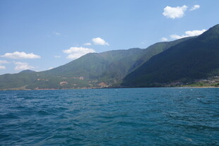 蓝色湖水边的青山美景