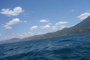 碧海蓝天远山的美丽景致