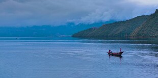 湖中小舟享静谧风光