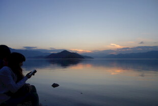 湖畔黄昏垂钓者