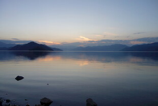 宁静湖面的美丽日出倒影
