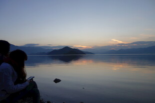 湖畔赏景的惬意时刻