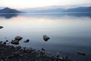 宁静湖畔的黄昏景致