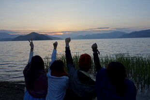 湖畔赏景的欢乐人群