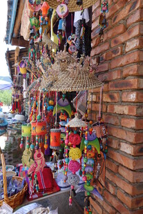 街头多彩手工艺品摊位