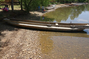 岸边停泊的木质小船