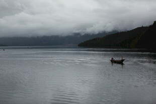 湖畔孤舟的静谧景致
