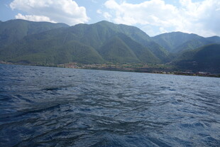 山水间的辽阔水域