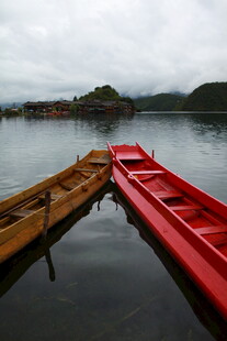 湖畔双舟静泊