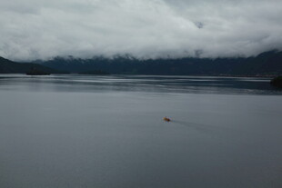 阴云下平静的辽阔水面