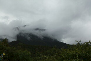 云雾缭绕的壮丽山峰