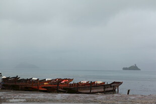 海边停泊的船只与远岛