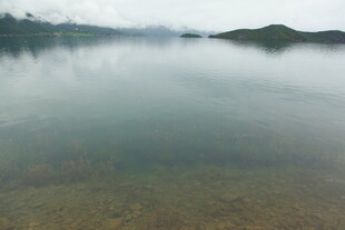 平静湖面倒映远山美景