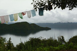 湖畔经幡与山水美景