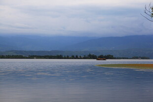 宁静湖畔的山水风光