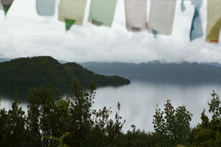 湖畔经幡与远山云雾美景