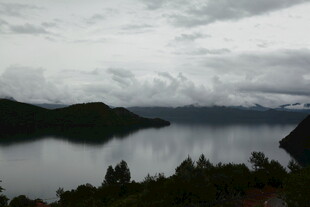 云雾缭绕的静谧湖山景色