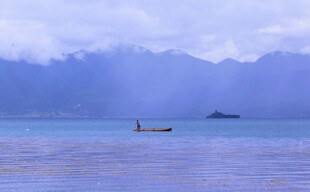 海上孤舟 远山云雾缭绕