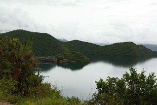 山水相依的静谧湖景
