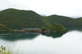宁静山水间的美丽湖景