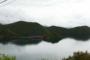 宁静山水间的美丽湖泊