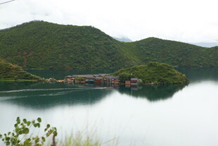 宁静山水间的美丽湖景