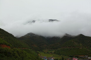 云雾缭绕的山间村落