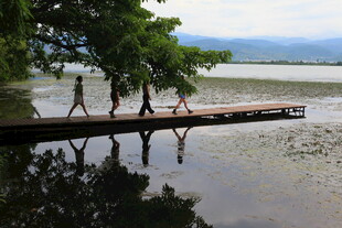 漫步栈桥的三人身影